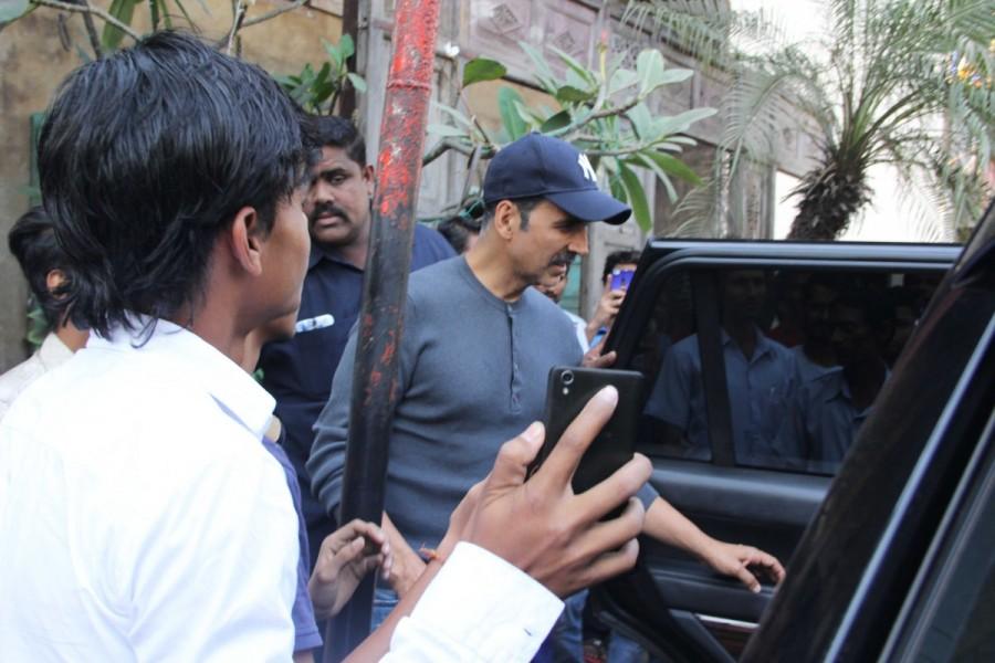 Bollywood actor Akshay Kumar and family spotted at Pali Hill in Bandra. Akshay Kumar,actor Akshay Kumar,Akshay Kumar and family,Akshay Kumar at Pali Hill,Akshay Kumar at Bandra,Akshay Kumar spotted at Bandra