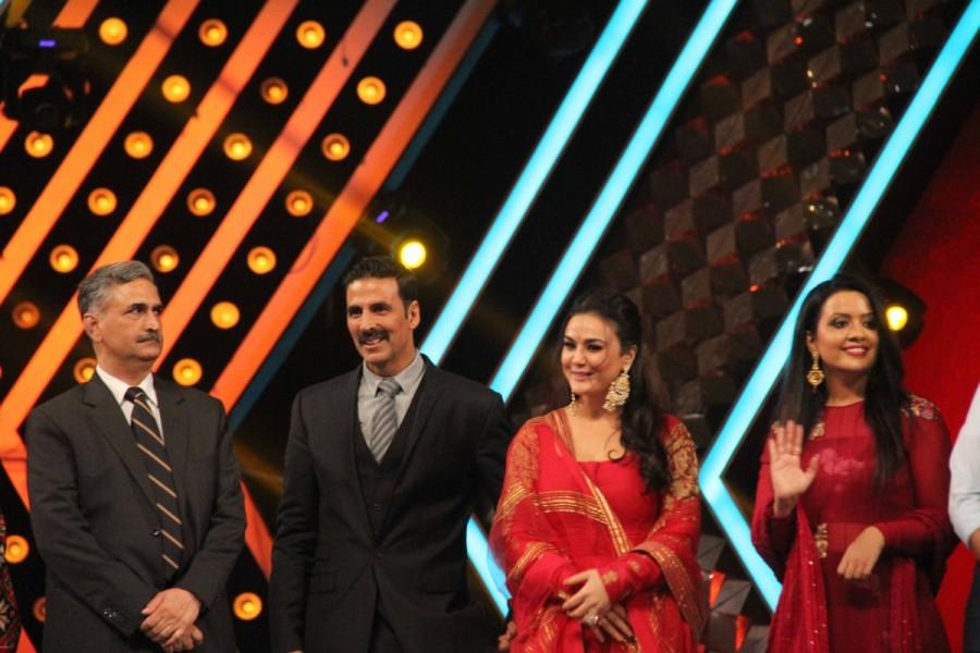 Akshay Kumar and Preity Zinta spotted during the Umang Mumbai Police Show 2017 in Mumbai, India on January 22,2017. Akshay Kumar,Ranveer Singh,Anushka Sharma,Preity Zinta,Alia Bhatt,Umang Mumbai Police Show 2017,celebs at Umang Mumbai Police Show 2017,Celebs at Umang Mumbai Police Show