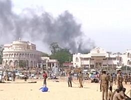 Jallikattu protesters turn violent,protesters turn violent,Jallikattu protest,Ice House,Marina beach,Makkal movement,fire near Ice House,Jallikattu protest pics,Jallikattu protest images,Jallikattu protest photos,Jallikattu protest stills,Jallikattu prote