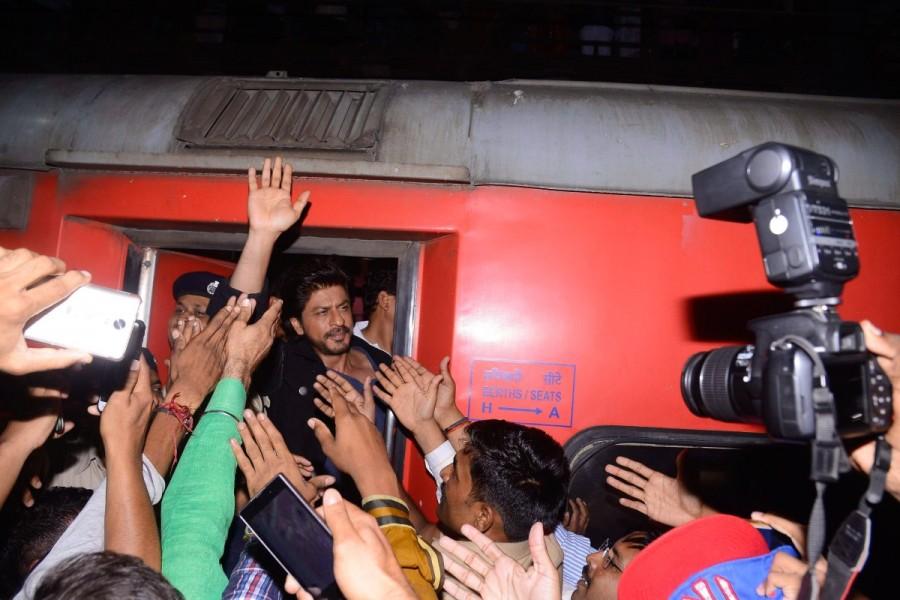 King Khan is always known to have unique and elaborate promotions for his films. This time, for his much awaited 'Raees' he has gone a step ahead with a quirky, never-done-before act. SRK will be seen boarding a train from Mumbai Central and heading to his hometown Delhi. Breaking the norm, Shah Rukh will be seen getting in touch with his earthiness, much like his character as 'Raees,' where he is connected to his roots. Raees publicity,Raees,Shah Rukh Khan,Shah Rukh Khan rides train,SRK rides train,Raees promotion,Raees movie promotion,Raees movie,Bollywood movie Raees,Raees pics,Raees images,Raees photos,Raees stills,Raees pictures