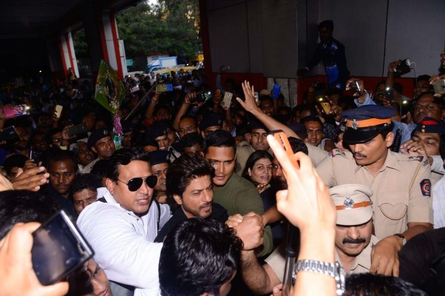 Shah Rukh is indeed the first Khan to undertake such a train journey and this exciting news is already creating hysteria among fans, who are eager to get a glimpse of the superstar. It is also super exciting for the travellers who would be having SRK amidst them during their train journey! Raees publicity,Raees,Shah Rukh Khan,Shah Rukh Khan rides train,SRK rides train,Raees promotion,Raees movie promotion,Raees movie,Bollywood movie Raees,Raees pics,Raees images,Raees photos,Raees stills,Raees pictures