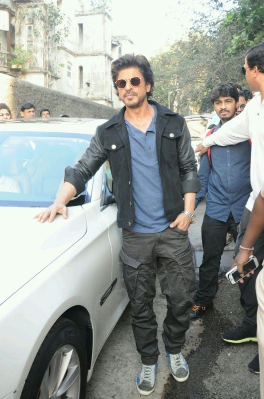 Shah Rukh will be joined by producer Ritesh Sidhwani and director, Rahul Dholakia, and will be boarding the 'August Kranti' which leaves from Mumbai Central at 5 pm and will reach Hazrat Nizamuddin at 10:55 am the next morning. Raees publicity,Raees,Shah Rukh Khan,Shah Rukh Khan rides train,SRK rides train,Raees promotion,Raees movie promotion,Raees movie,Bollywood movie Raees,Raees pics,Raees images,Raees photos,Raees stills,Raees pictures
