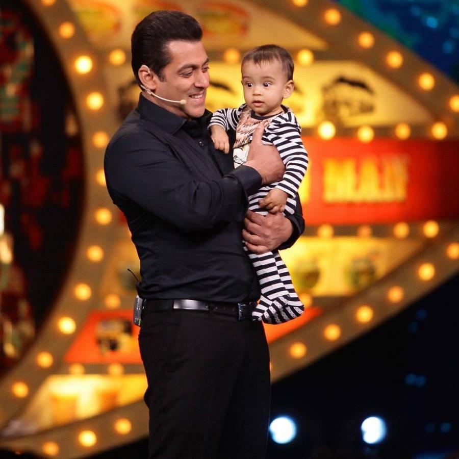 Bollywood actor Salman Khan shares a cute moment with nephew Ahil on the sets of Bigg Boss 10. Bigg Boss 10,Bigg Boss,Salman Khan,Salman Khan with nephew Ahil,nephew Ahil,Weekend Ka Vaar,Arpita Khan,Aayush,Bigg Boss 10 Weekend Ka Vaar