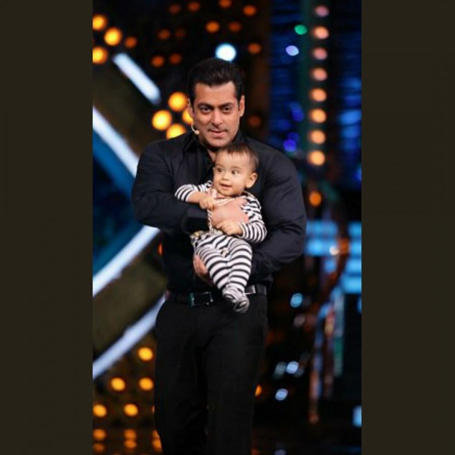 Bollywood actor Salman Khan shares a cute moment with nephew Ahil on the sets of Bigg Boss 10. Bigg Boss 10,Bigg Boss,Salman Khan,Salman Khan with nephew Ahil,nephew Ahil,Weekend Ka Vaar,Arpita Khan,Aayush,Bigg Boss 10 Weekend Ka Vaar