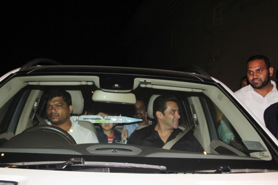 Bollywood celebs like Saif Ali Khan, Lulia Vantur and Anant Ambani snapped at Salman Khan's house. Saif Ali Khan,Lulia Vantur,Anant Ambani,Salman Khan,Salman Khan house,celebs at Salman Khan house,Saif Ali Khan at Salman Khan house,Lulia Vantur at Salman Khan house
