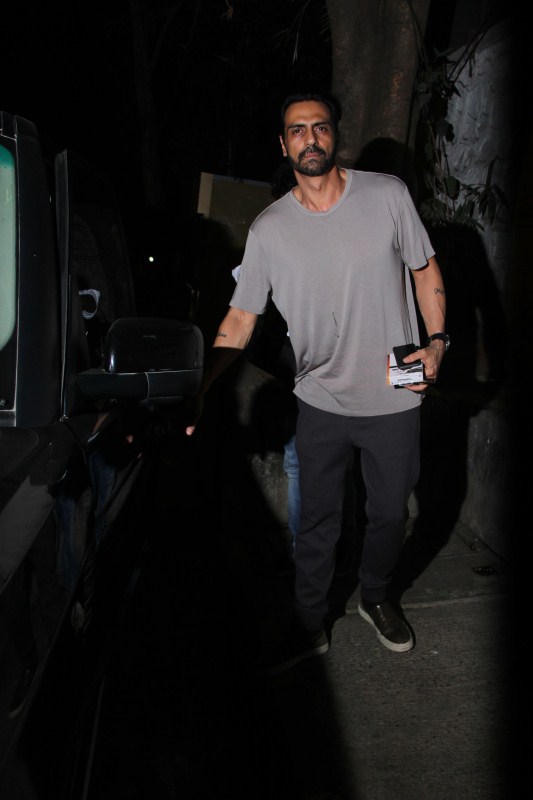Bollywood actor Arjun Rampal spotted at Bandra. Arjun Rampal,actor Arjun Rampal,Arjun Rampal spotted at Bandra,Arjun Rampal at Bandra,Arjun Rampal latest pics,Arjun Rampal latest images,Arjun Rampal latest photos,Arjun Rampal latest stills,Arjun Rampal latest pictures