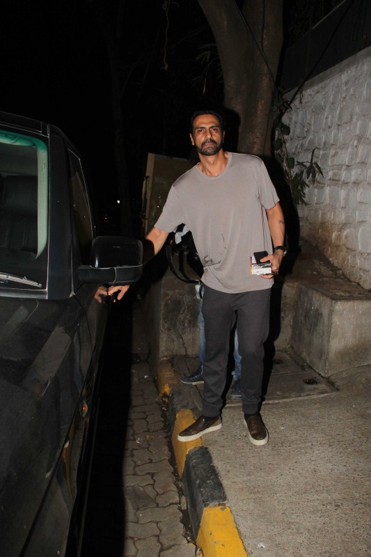 Bollywood actor Arjun Rampal spotted at Bandra. Arjun Rampal,actor Arjun Rampal,Arjun Rampal spotted at Bandra,Arjun Rampal at Bandra,Arjun Rampal latest pics,Arjun Rampal latest images,Arjun Rampal latest photos,Arjun Rampal latest stills,Arjun Rampal latest pictures