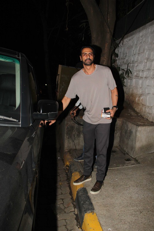 Bollywood actor Arjun Rampal spotted at Bandra. Arjun Rampal,actor Arjun Rampal,Arjun Rampal spotted at Bandra,Arjun Rampal at Bandra,Arjun Rampal latest pics,Arjun Rampal latest images,Arjun Rampal latest photos,Arjun Rampal latest stills,Arjun Rampal latest pictures