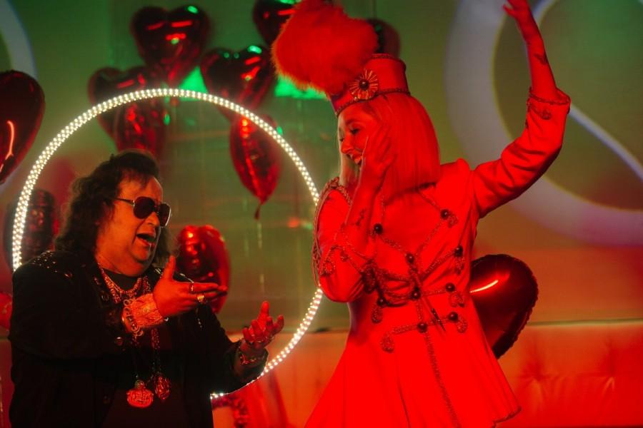 Bappi Da has done a handful of hit songs recently. His voice was heard in Disney movie, ‘Moanna’ to now a song he has collaborated on with Snoop Dogg, From the looks of ‘Pyaar ka Test’, it seems Bappi Da was really having time of his life! He is seen impersonating a DJ lip-syncing to his own song playing at the club - how cool! Singer Bappi Lahiri,Bappi Lahiri,Runningshaadi.com,Amit Sadh,Taapsee Pannu,Shoojit Sircar,Amit Roy,Bappi Lahiri sings