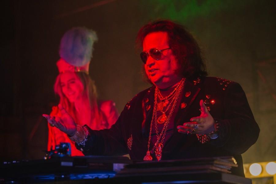 When asked Bappi Da about his experience he said, "It was amazing shooting for this video. I absolutely love the quirky lyrics of the song, it's absolutely in the Bappi da zone and style. The video has been conceptualized keeping my style from the 80s in mind with a lot of disco retro style. Singer Bappi Lahiri,Bappi Lahiri,Runningshaadi.com,Amit Sadh,Taapsee Pannu,Shoojit Sircar,Amit Roy,Bappi Lahiri sings