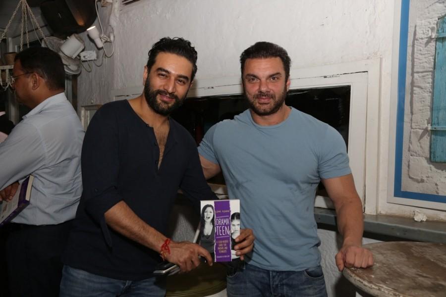 Shekhar Ravjiani and Sohail Khan at the book launch of Drama Teen. Sohail Khan,Priya Dutt,Shekhar Ravijani,Pooja Bedi,Ms. Lina Ashar's Drama Teen,Drama Teen,book launch,book launch of Drama Teen,Drama Teen book launchm,Drama Teen book launch pics,Drama Teen book launch images,Drama Teen book launch photos