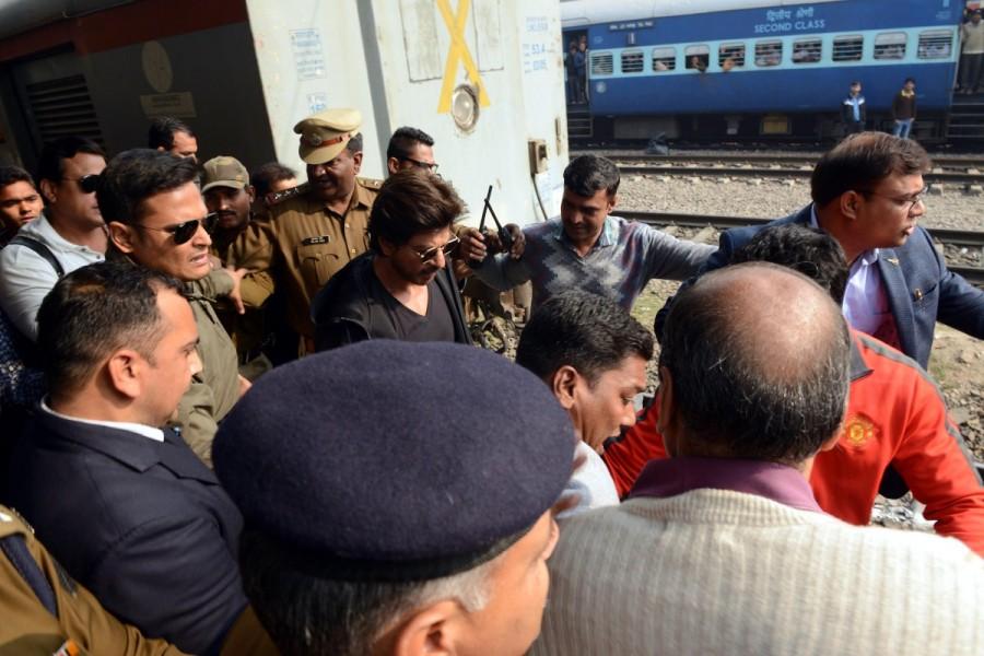 Bollywood actor Shah Rukh Khan reaches Delhi from Mumbai via train to promote 'Raees' movie. Shah Rukh Khan,actor Shah Rukh Khan,Shah Rukh Khan reaches Delhi from Mumbai,Shah Rukh Khan train,Shah Rukh Khan train ride,Raees,Raees promotion,Raees movie promotion