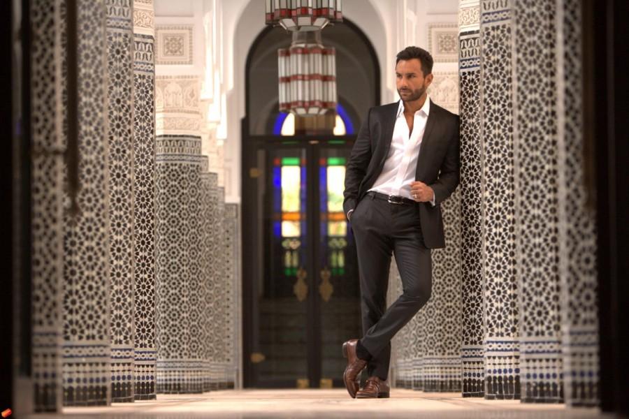 Saif Ali Khan is not only known for his characters in films but also known for his classic style in the industry, whether on screen or off it. This time around, for Saif's upcoming release, Rangoon, the actor's look has caught special attention of someone. Kareena Kapoor,Kareena Kapoor Khan,Saif Ali Khan,Saif Ali Khan look,Saif Ali Khan look in Rangoon,Rangoon,Bollywood movie Rangoon,Safi's Rangoon,Rangoon pics,Rangoon images,Rangoon photos,Rangoon stills,Rangoon pictures