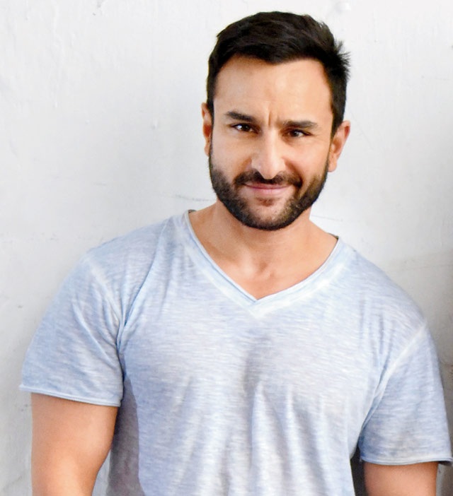 Saif is looking dapper in the suits that he is seen wearing in the trailer. The actor is also sporting a moustache which is adding an interesting flavor to his elegant personality. Kareena Kapoor,Kareena Kapoor Khan,Saif Ali Khan,Saif Ali Khan look,Saif Ali Khan look in Rangoon,Rangoon,Bollywood movie Rangoon,Safi's Rangoon,Rangoon pics,Rangoon images,Rangoon photos,Rangoon stills,Rangoon pictures