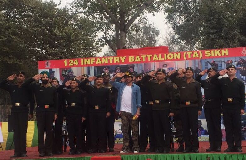 Raees actor Shah Rukh Khan celebrates Republic Day with jawans. Shah Rukh Khan,Shah Rukh Khan celebrates Republic Day,Republic Day,actor Shah Rukh Khan,Raees,SRK,Bollywood actor Shah Rukh Khan