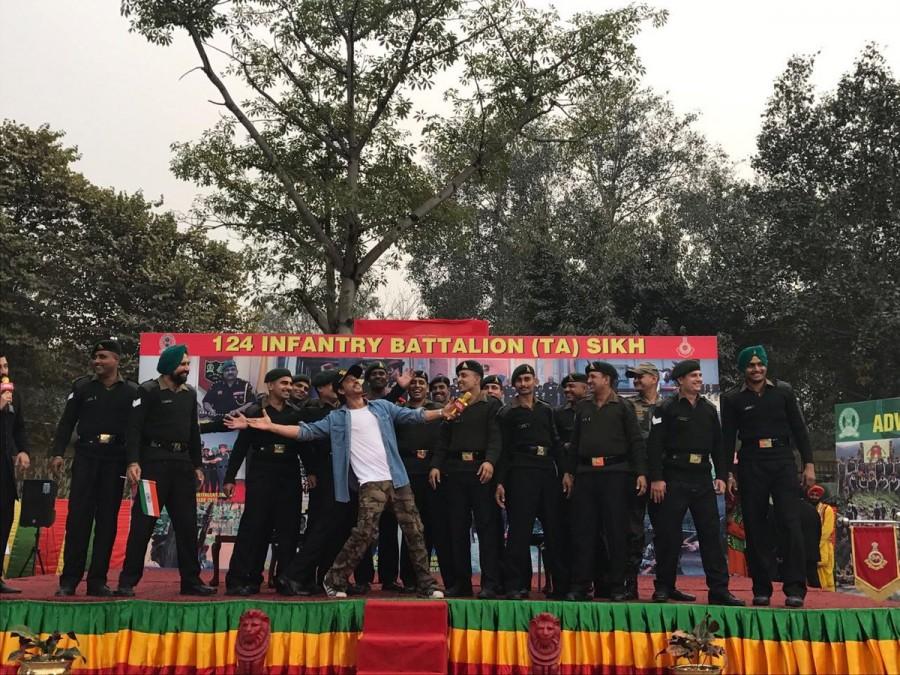 Raees actor Shah Rukh Khan celebrates Republic Day with jawans. Shah Rukh Khan,Shah Rukh Khan celebrates Republic Day,Republic Day,actor Shah Rukh Khan,Raees,SRK,Bollywood actor Shah Rukh Khan