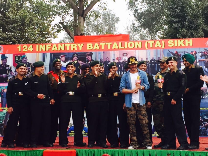 Raees actor Shah Rukh Khan celebrates Republic Day with jawans. Shah Rukh Khan,Shah Rukh Khan celebrates Republic Day,Republic Day,actor Shah Rukh Khan,Raees,SRK,Bollywood actor Shah Rukh Khan