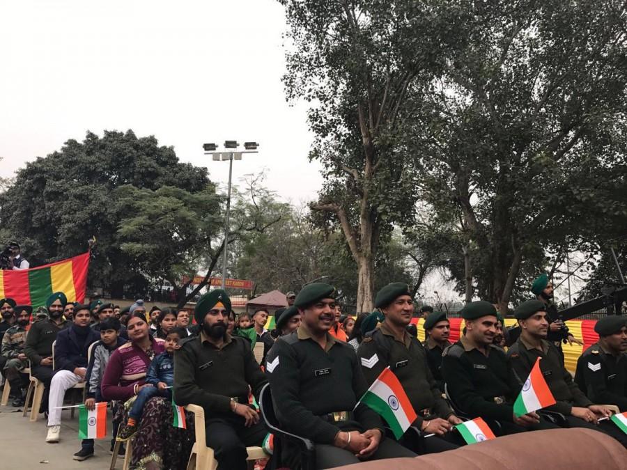 Raees actor Shah Rukh Khan celebrates Republic Day with jawans. Shah Rukh Khan,Shah Rukh Khan celebrates Republic Day,Republic Day,actor Shah Rukh Khan,Raees,SRK,Bollywood actor Shah Rukh Khan