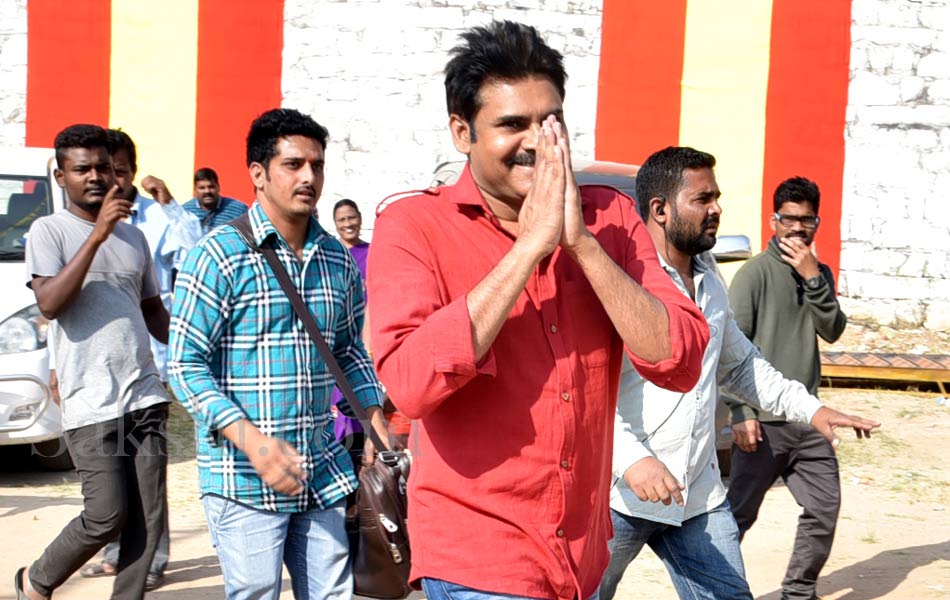 Pawan Kalyan,Shruti Haasan,Katamarayudu,Katamarayudu on the sets,Katamarayudu pics,Katamarayudu images,Katamarayudu photos,Katamarayudu stills,Katamarayudu pictures,Pawan Kalyan and Shruti Haasan