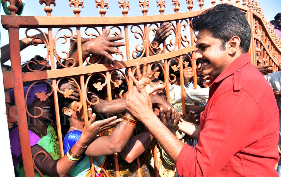 Pawan Kalyan and Shruti Haasan on the sets of Katamarayudu. Pawan and Shruti , the lead pair, have teamed up for the second time after "Gabbar Singh". Pawan Kalyan,Shruti Haasan,Katamarayudu,Katamarayudu on the sets,Katamarayudu pics,Katamarayudu images,Katamarayudu photos,Katamarayudu stills,Katamarayudu pictures,Pawan Kalyan and Shruti Haasan