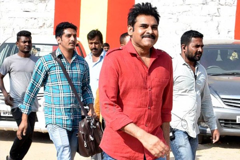 Pawan Kalyan and Shruti Haasan on the sets of Katamarayudu. Pawan and Shruti , the lead pair, have teamed up for the second time after "Gabbar Singh". Pawan Kalyan,Shruti Haasan,Katamarayudu,Katamarayudu on the sets,Katamarayudu pics,Katamarayudu images,Katamarayudu photos,Katamarayudu stills,Katamarayudu pictures,Pawan Kalyan and Shruti Haasan