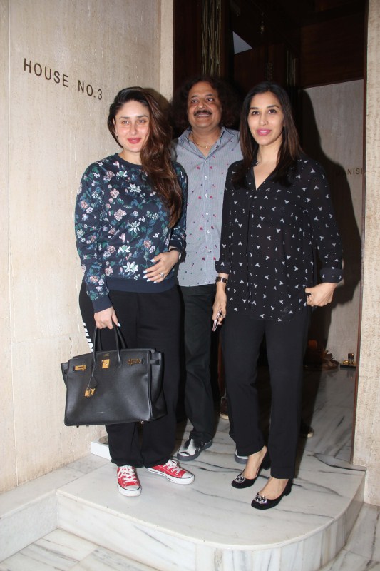 Bollywood actress Kareena Kapoor Khan and Sophie Choudry snapped post dinner at Manish Malhotra’s house. Kareena Kapoor Khan,Sophie Choudry,Kareena Kapoor Khan and Sophie Choudry,Manish Malhotra,Kareena Kapoor Khan at Manish Malhotra house,Sophie Choudry at Manish Malhotra house