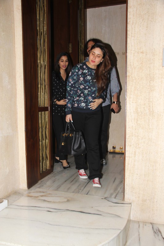 Bollywood actress Kareena Kapoor Khan and Sophie Choudry snapped post dinner at Manish Malhotra’s house. Kareena Kapoor Khan,Sophie Choudry,Kareena Kapoor Khan and Sophie Choudry,Manish Malhotra,Kareena Kapoor Khan at Manish Malhotra house,Sophie Choudry at Manish Malhotra house