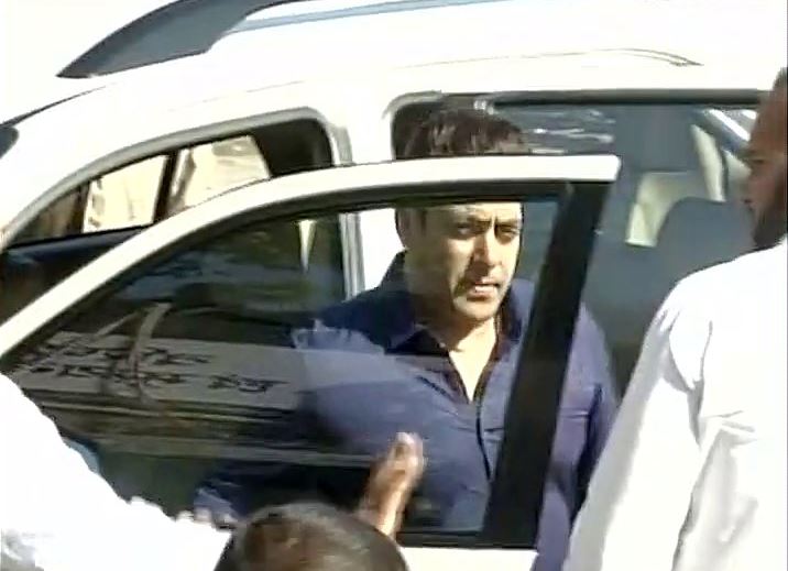 Blackbuck poaching case: Salman Khan, Saif Ali Khan, Tabu and Sonali Bendre appear before Jodhpur court. Salman Khan,Saif Ali Khan,Tabu,Sonali Bendre,Blackbuck poaching case,Blackbuck poaching
