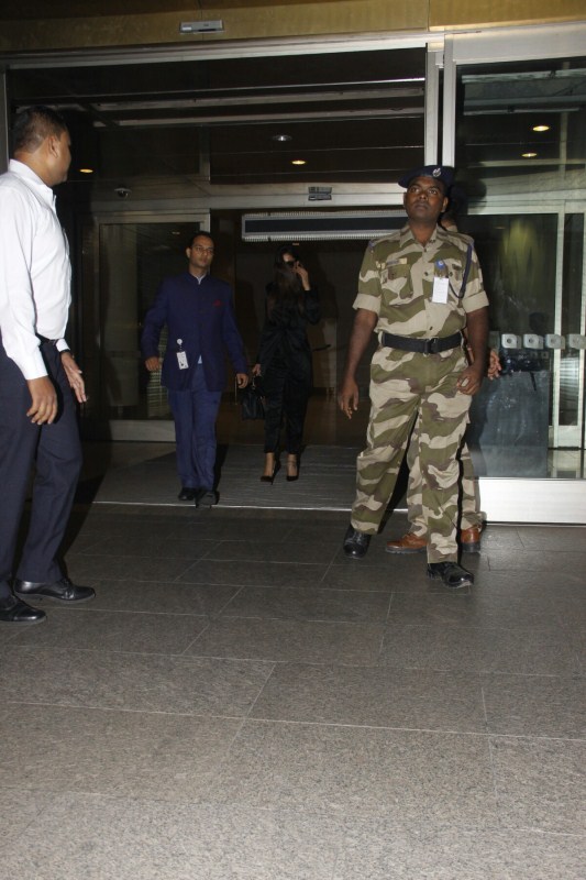Bollywood actress Deepika Padukone snapped as she arrives back in Mumbai after completing her Hollywood project. Deepika Padukone,actress Deepika Padukone,Deepika Padukone back in Mumbai,Deepika Padukone in Mumbai,Deepika Padukone latest pics,Deepika Padukone latest images,Deepika Padukone latest photos,Deepika Padukone latest stills,Deepika Padukone latest pictures