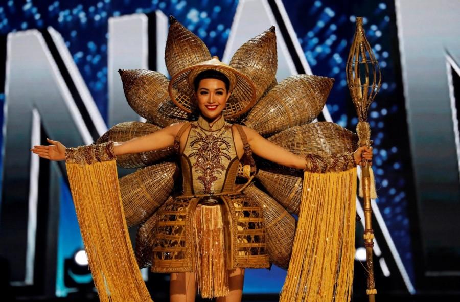 Vietnam's Le Hang competes during a national costume preliminary competition. Miss Universe 2016,Miss Universe,Miss Universe 2016 pics,Miss Universe 2016 images,Miss Universe 2016 photos,Miss Universe 2016 stills,Miss Universe 2016 pictures,Miss Universe pics,Miss Universe images,Miss Universe photos,Miss Universe stills,Miss Unive