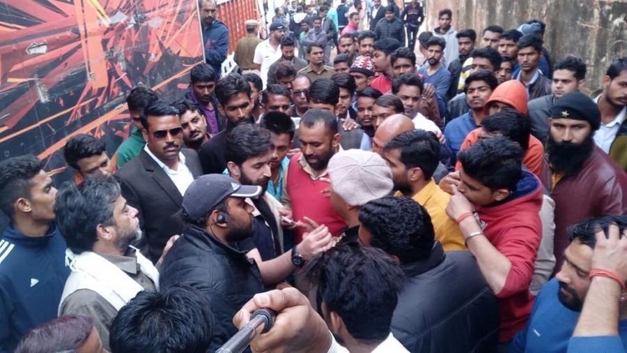 Around 12 p.m. some activists of Karni Sena gathered there and started to protest. They even mishandled and misbehaved with Bhansali and his other crew members. There was a complete chaos for some time and Bhansali had to stop shooting. Sanjay Leela Bhansali attacked,Sanjay Leela Bhansali,sanjay leela bhansali attacked on Padmavati sets,Padmavati,Padmavati shooting,Deepika Padukone,Ranveer Singh,Shahid Kapoor