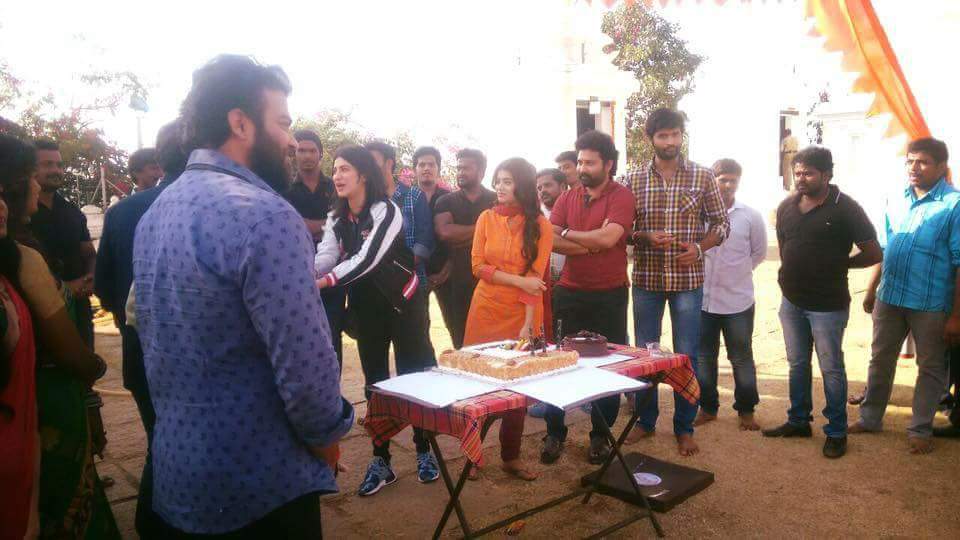 South Indian actress Shruti Haasan celebrates her birthday on Katamarayudu movie sets. Shruti Haasan,actress Shruti Haasan,Shruti Haasan birthday,Shruti Haasan birthday celebrations,Shruti Haasan birthday celebrations on Katamarayudu,Katamarayudu,Katamarayudu on the sets,pawan kalyan