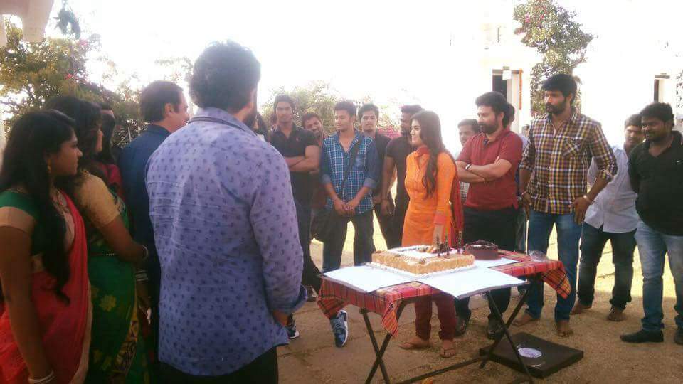 South Indian actress Shruti Haasan celebrates her birthday on Katamarayudu movie sets. Shruti Haasan,actress Shruti Haasan,Shruti Haasan birthday,Shruti Haasan birthday celebrations,Shruti Haasan birthday celebrations on Katamarayudu,Katamarayudu,Katamarayudu on the sets,pawan kalyan