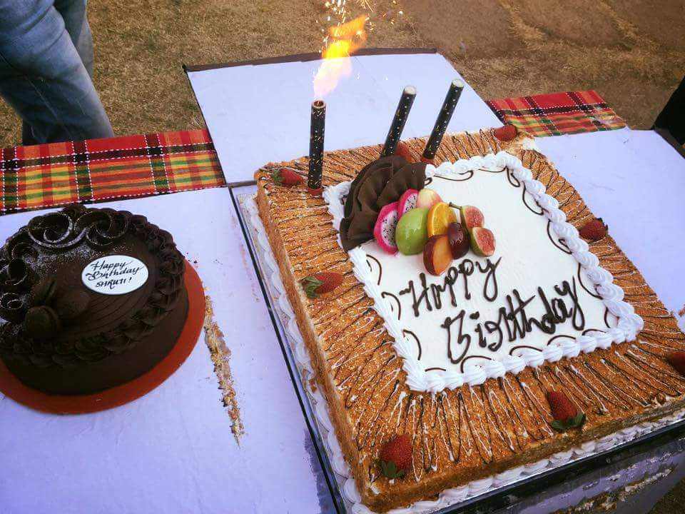 South Indian actress Shruti Haasan celebrates her birthday on Katamarayudu movie sets. Shruti Haasan,actress Shruti Haasan,Shruti Haasan birthday,Shruti Haasan birthday celebrations,Shruti Haasan birthday celebrations on Katamarayudu,Katamarayudu,Katamarayudu on the sets,pawan kalyan