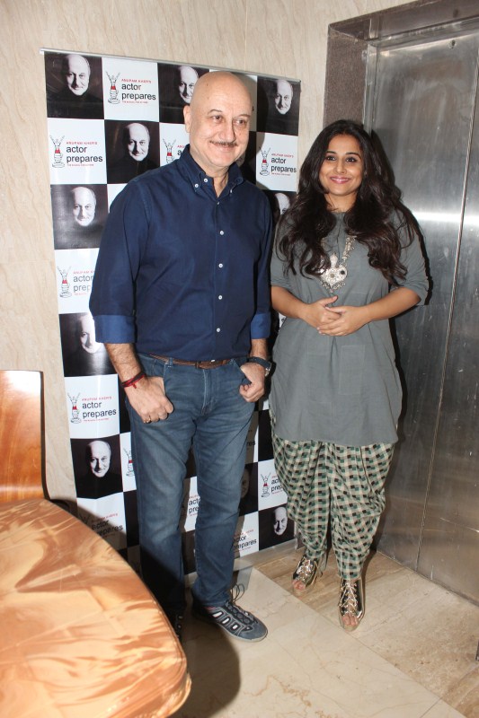 Bollywood actress Vidya Balan with Anupam Kher during a interactive session with students of Actor Prepares, in Mumbai on January 27, 2017. Vidya Balan,actress Vidya Balan,Vidya Balan visits Anupam Kher,Vidya Balan with Anupam Kher,Anupam Kher,Actor Prepares,Vidya Balan pics,Vidya Balan images,Vidya Balan photos,Vidya Balan stills,Vidya Balan pictures