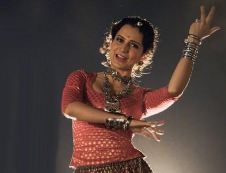 'Mere Miyan Gaye England,' the latest track from the film 'Rangoon,' is already creating waves for its foot-tapping desi music and Kangana's dramatic entertaining antics. The visualization of the song has a unique twist to it. 'Rangoon' is set against the backdrop of World War II and it is interesting to see a stage of military tanks being created and Kangana dancing on the war tanks, exuding charm.