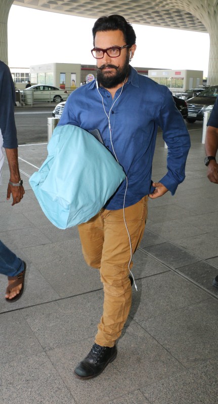 Bollywood actor Aamir Khan spotted at Mumbai airport. Aamir Khan,actor Aamir Khan,Aamir Khan pics,Aamir Khan images,Aamir Khan photos,Aamir Khan stills,Aamir Khan pictures