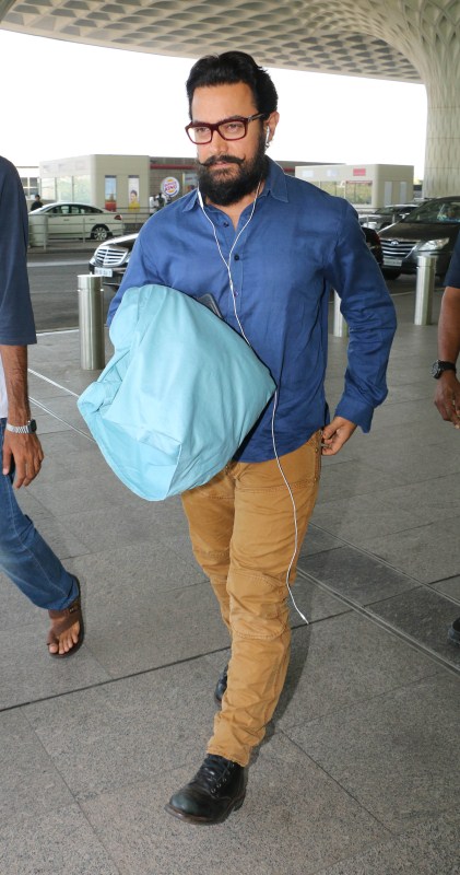 Bollywood actor Aamir Khan spotted at Mumbai airport. Aamir Khan,actor Aamir Khan,Aamir Khan pics,Aamir Khan images,Aamir Khan photos,Aamir Khan stills,Aamir Khan pictures