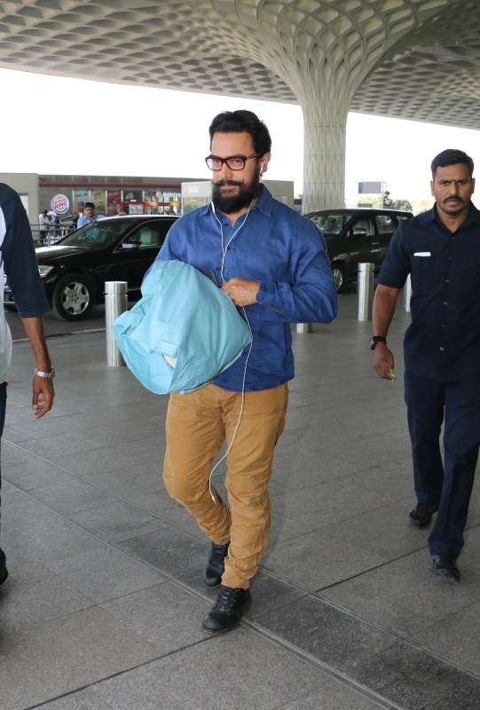 Bollywood actor Aamir Khan spotted at Mumbai airport. Aamir Khan,actor Aamir Khan,Aamir Khan pics,Aamir Khan images,Aamir Khan photos,Aamir Khan stills,Aamir Khan pictures