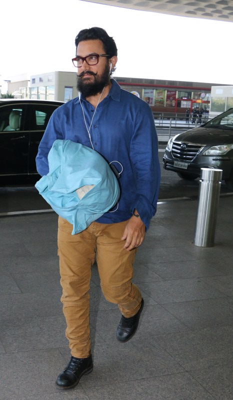 Bollywood actor Aamir Khan spotted at Mumbai airport. Aamir Khan,actor Aamir Khan,Aamir Khan pics,Aamir Khan images,Aamir Khan photos,Aamir Khan stills,Aamir Khan pictures