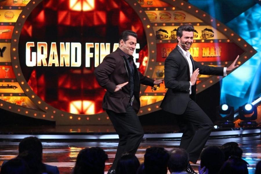 Bigg Boss 10 finale: Hrithik Roshan and Yami Gautam promote Kaabil on Salman Khan's show. Bigg Boss 10 finale,Bigg Boss 10,Bigg Boss 10 grand finale,Hrithik Roshan and Yami Gautam,Hrithik Roshan,Yami Gautam,Salman Khan,Bigg Boss finale,Bigg Boss 10 finale pics,Bigg Boss 10 finale images,Bigg Boss 10 finale photos,Bigg Boss 10 finale stills,Big
