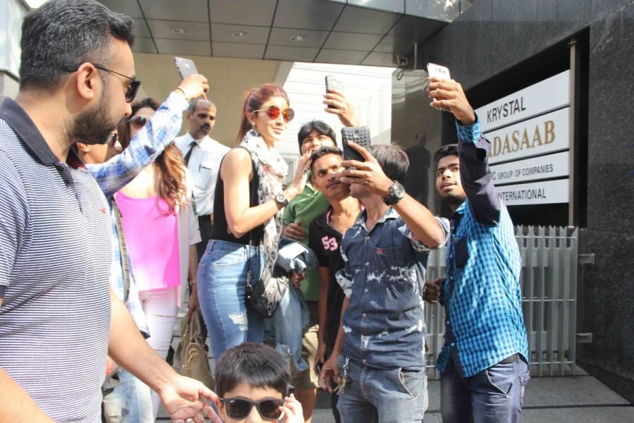 Bollywood actress Shilpa Shetty Kundra with family spotted at Bandra for lunch. Shilpa Shetty,actress Shilpa Shetty,Shilpa Shetty Kundra,Shilpa Shetty with family,Shilpa Shetty at Bandra,Shilpa Shetty family,Shilpa Shetty pics,Shilpa Shetty images,Shilpa Shetty photos,Shilpa Shetty stills,Shilpa Shetty pictures