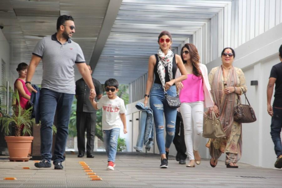 Bollywood actress Shilpa Shetty Kundra with family spotted at Bandra for lunch. Shilpa Shetty,actress Shilpa Shetty,Shilpa Shetty Kundra,Shilpa Shetty with family,Shilpa Shetty at Bandra,Shilpa Shetty family,Shilpa Shetty pics,Shilpa Shetty images,Shilpa Shetty photos,Shilpa Shetty stills,Shilpa Shetty pictures