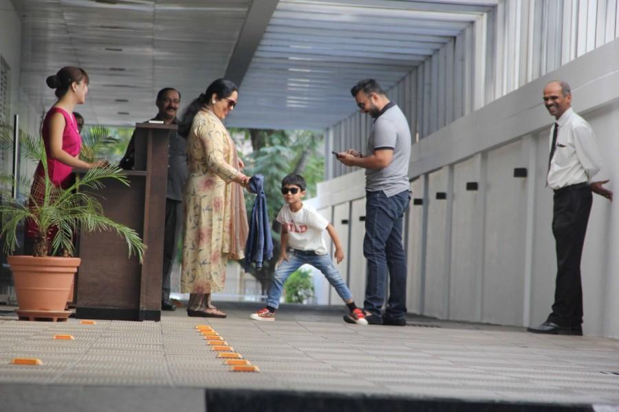 Bollywood actress Shilpa Shetty Kundra with family spotted at Bandra for lunch. Shilpa Shetty,actress Shilpa Shetty,Shilpa Shetty Kundra,Shilpa Shetty with family,Shilpa Shetty at Bandra,Shilpa Shetty family,Shilpa Shetty pics,Shilpa Shetty images,Shilpa Shetty photos,Shilpa Shetty stills,Shilpa Shetty pictures