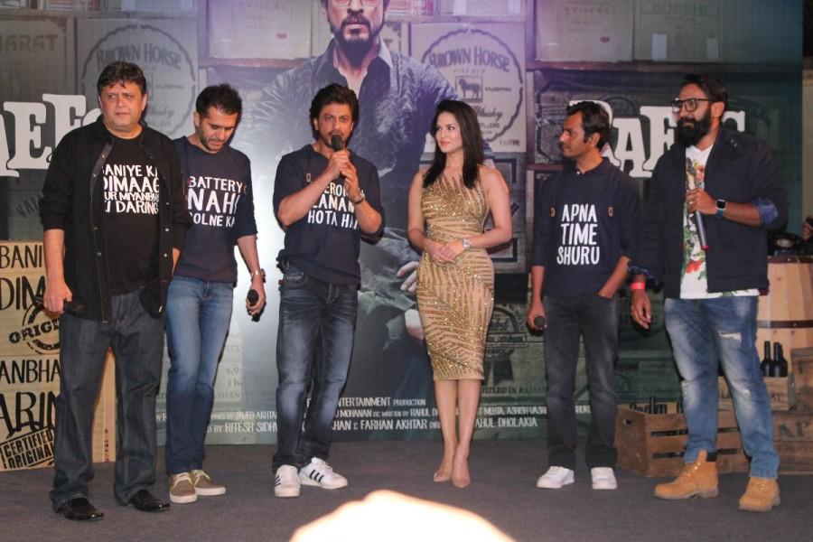 Celebrations were arranged in full swing, with a suburban five star hotel turning into a 'mohalla' from Raees. While, customised Raees decor graced the ambience of the plush suburban hotel, it was the resonating tunes of Raees that further added to the mood of 'Daawat-e-Raees'. A 22 ft tall standy of Shahrukh Khan's famous Raees pose further welcomed the guests at the venue. Shah Rukh Khan,Sunny Leone,SRK,Raees,Raees success party,Raees success party pics,Raees success party images,Raees success party photos,Raees success party pictures