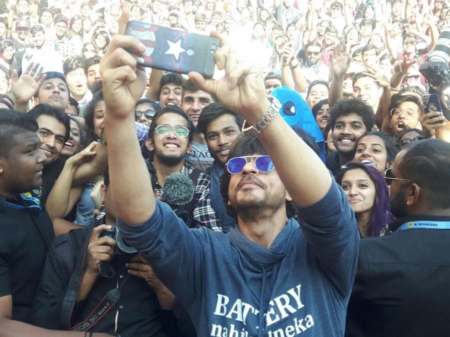 Shahrukh Khan had visited Symbiosis Institute of Design in Pune to promote his movie Raees. There was a fan frenzy amongst the students when they saw Shahrukh Khan. Shahrukh Khan,Raees dialogues,Raees,Raees promotion,Raees movie promotion,SRK,Symbiosis Institute of Design,SRK in Pune