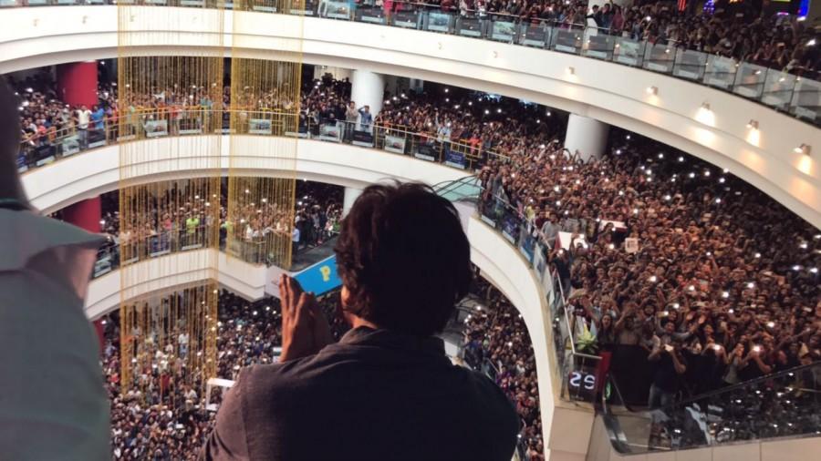 SRK interacted with the students and even clicked selfies and pictures with them. Like always he made sure that he dedicates good time for his fans. A group of students requested Shahrukh to say dialogues from his film Raees to which he happily obliged. He hymned his hit dialogues ‘Sheron ka zamana’ and “Ammijaan kehti thi, koi dhanda chota nahi hota aur dhande se bada koi dharm nahi hota' for students. Shahrukh Khan,Raees dialogues,Raees,Raees promotion,Raees movie promotion,SRK,Symbiosis Institute of Design,SRK in Pune