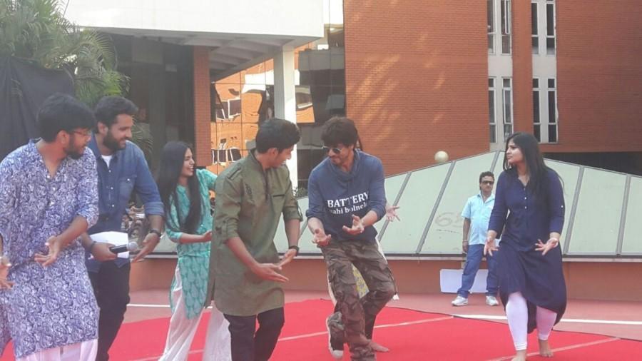 But the students wanted more they made SRK say dialogues from his previous hits 'Jab Tak hai Jaan', 'Don' and 'Dilwale Dulhaniya Le Jayenge'. Later the students performed on 'O Zaalima' and SRK joined them and he even shook his legs on his iconic song 'Chaiyya Chaiyya' with students from Dil Se. Shahrukh Khan,Raees dialogues,Raees,Raees promotion,Raees movie promotion,SRK,Symbiosis Institute of Design,SRK in Pune