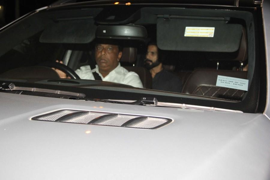Bollywood actor Katrina Kaif and Shahid Kapoor along with family spotted at Bandra. Katrina Kaif and Shahid Kapoor,Katrina Kaif,Shahid Kapoor,Katrina Kaif spotted at Bandra,Shahid Kapoor spotted at Bandra,Katrina Kaif pics,Katrina Kaif images,Katrina Kaif photos,Katrina Kaif stills,Katrina Kaif pictures