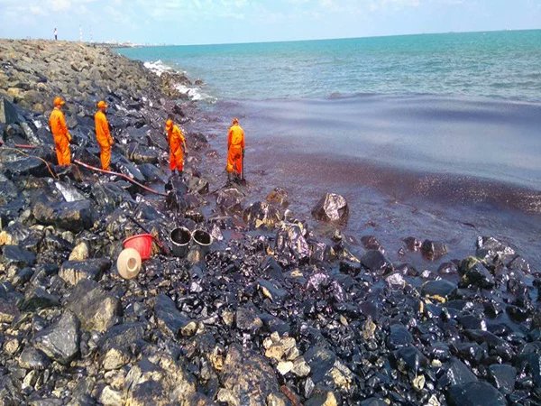 Chennai oil spill: Over 20 tonnes oil spilt into sea after ships ...